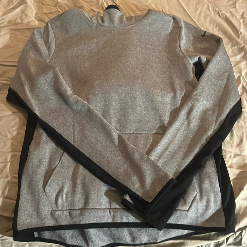 Hooded Nike Therma-Fit sweatshirt